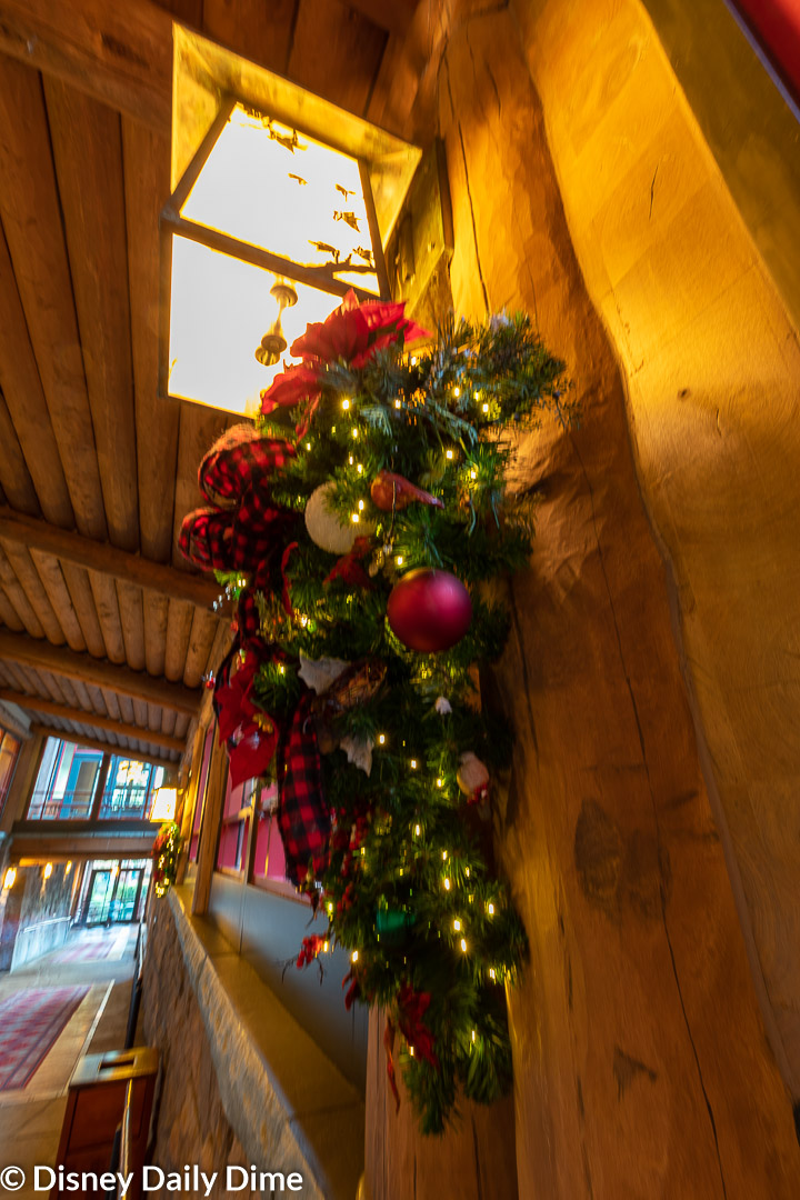 https://disneydailydime.com/wp-content/uploads/2019/01/Wilderness-Lodge-Christmas-Disney-World-Walkway-Hanger.jpg