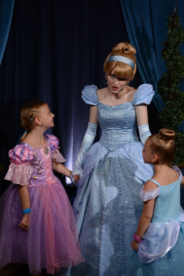 Picture of Anna and Elsa with Cinderella, before dinner.